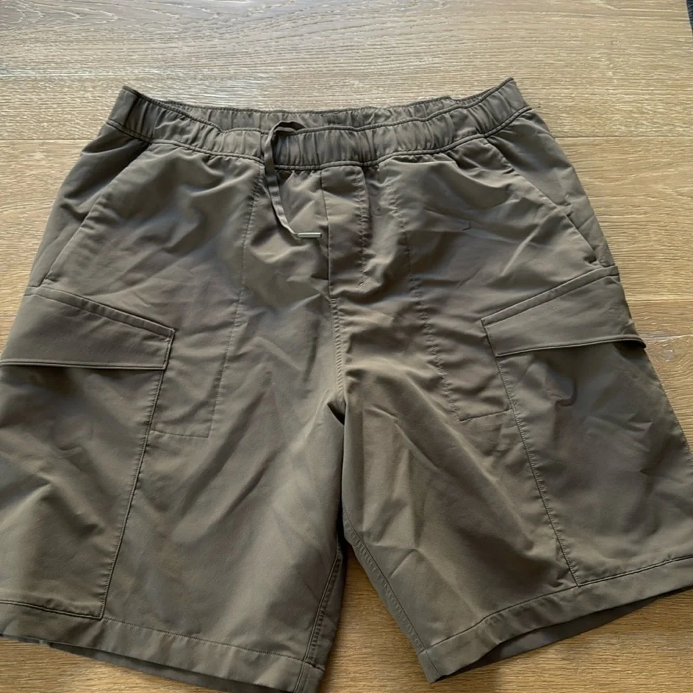 Lululemon Utilitarian Cargo Short 9" in Artifact like new - Picture 1 of 4